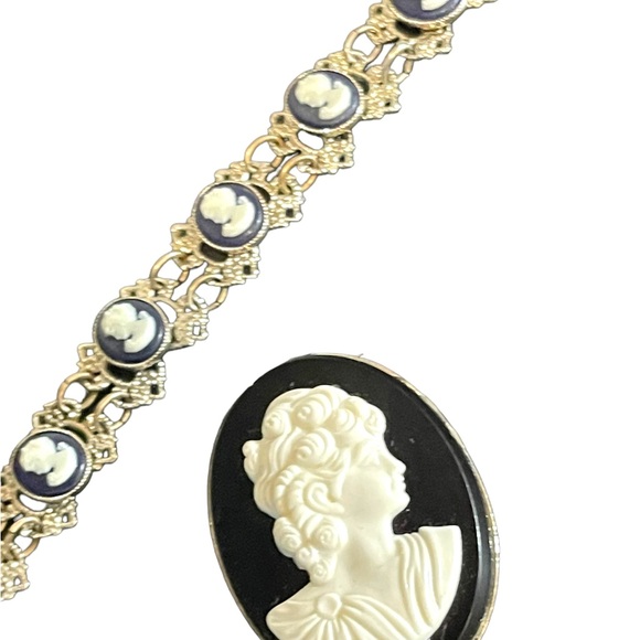 Vintage resin Cameo pairing brooch & bracelet silver finish - Picture 8 of 10